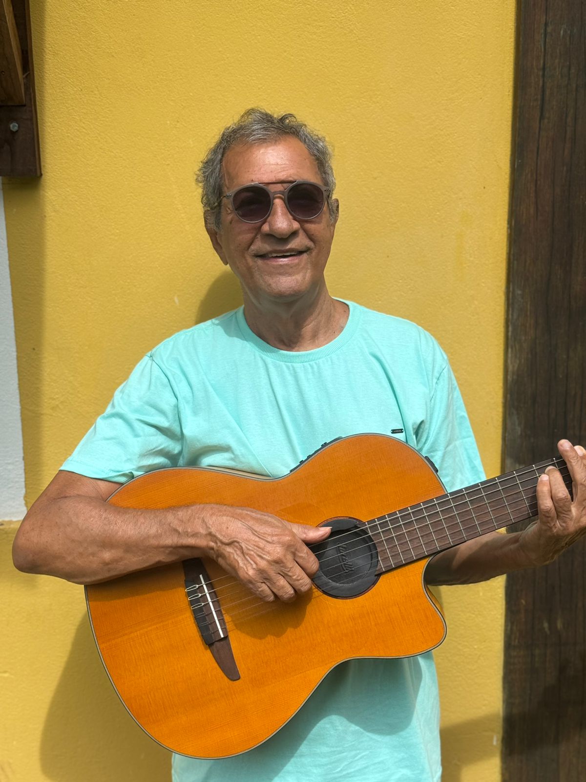 Cantor e compositor baiano Beto Pitombo prepara novo álbum e um livro biográfico e reacende expectativa do público