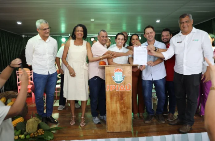 Governo discute produção de cacau com produtores em IPIAÚ