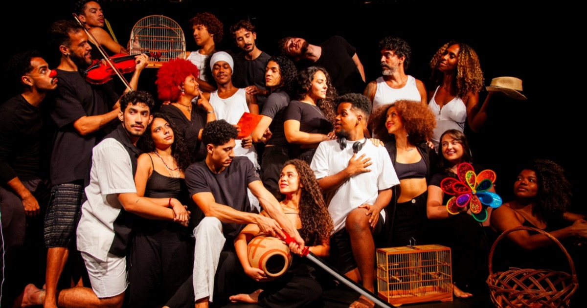 Escola de Teatro da UFBA estreia espetáculo que transforma teatro em praça cênica