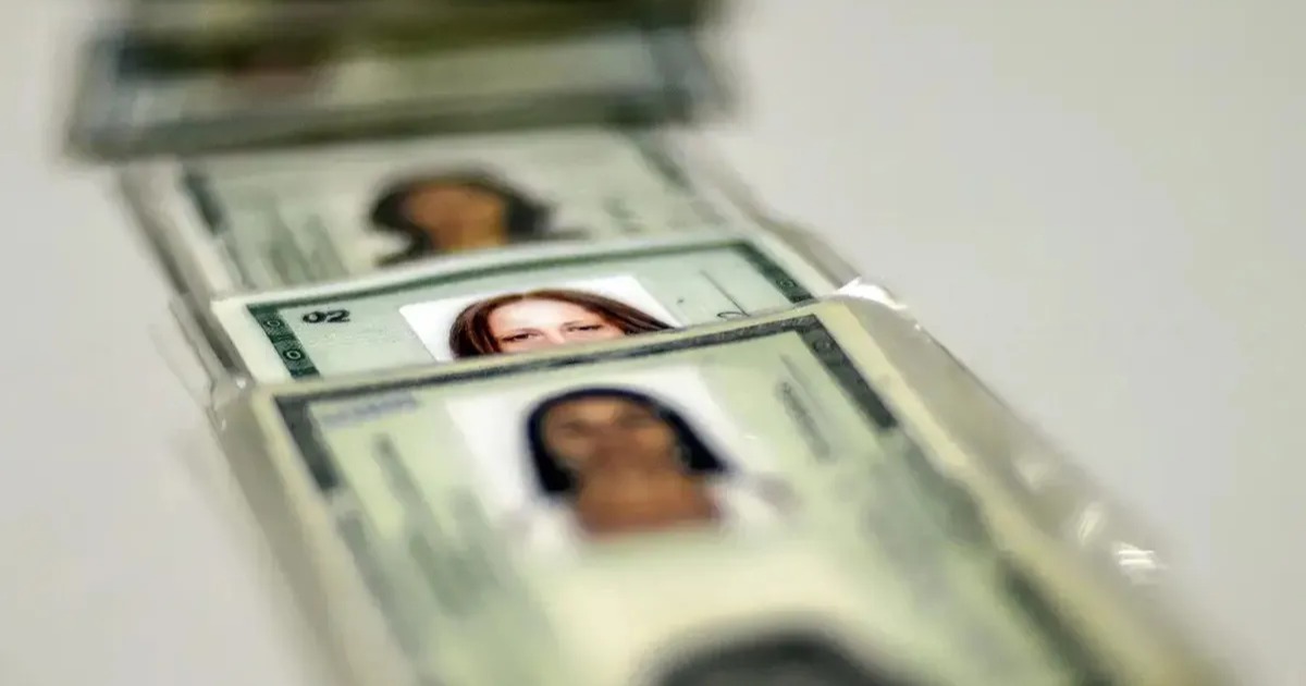 Papel alumínio na identidade: entenda para que serve e como funciona