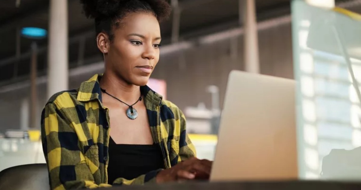 Mulheres ocupam 40,6% dos vínculos empregatícios em médias e grandes empresas na Bahia