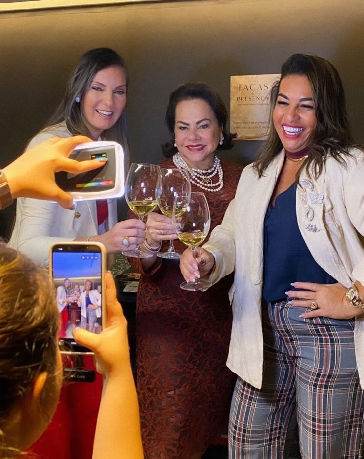 Entre Taças & Presença reúne arte, mindfulness e vinho em experiência sensorial em Salvador