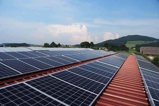 Energia solar reduz custos e ganha espaço em fazendas brasileiras