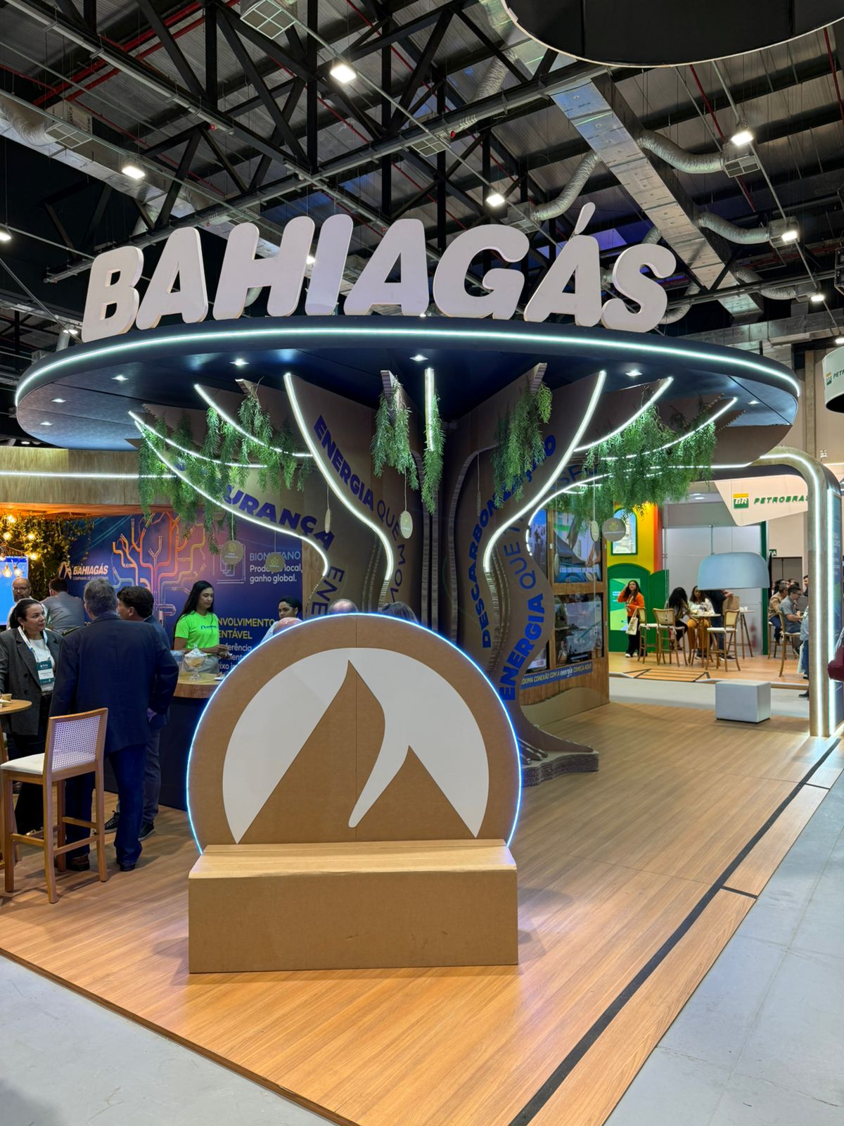 Bahiagás e Blueartes unem inovação e sustentabilidade no Bahia Oil & Gas Energy com instalação em Ecoboard