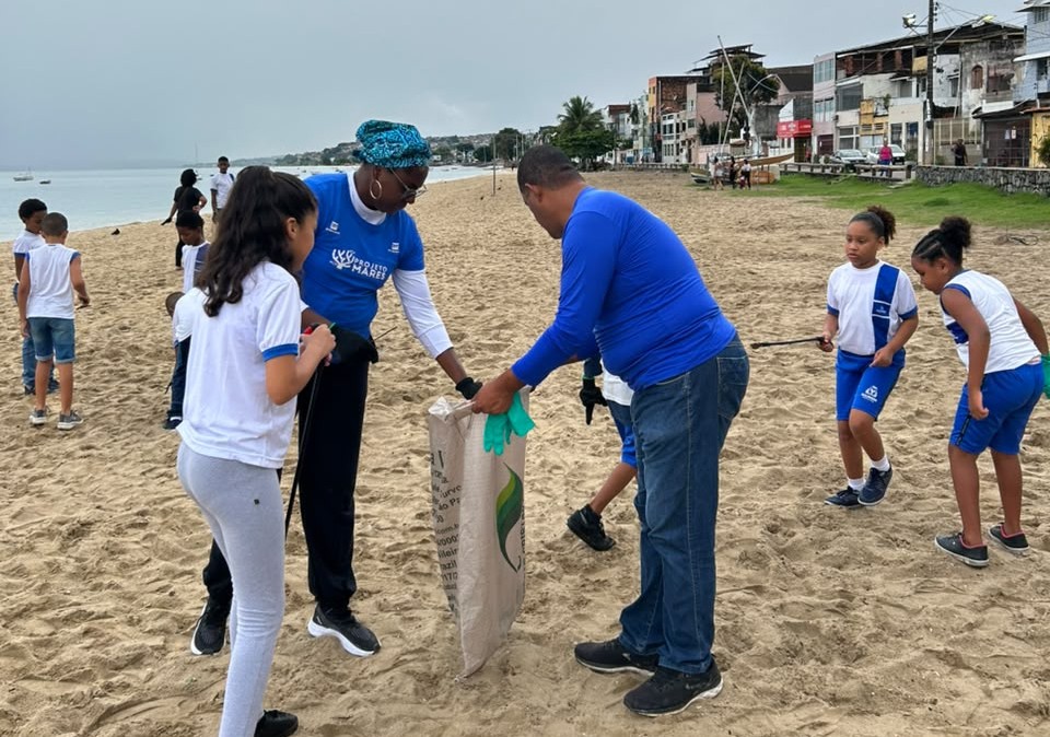 Projeto Mares mobiliza estudantes em limpeza de praia no Dia Mundial dos Oceanos