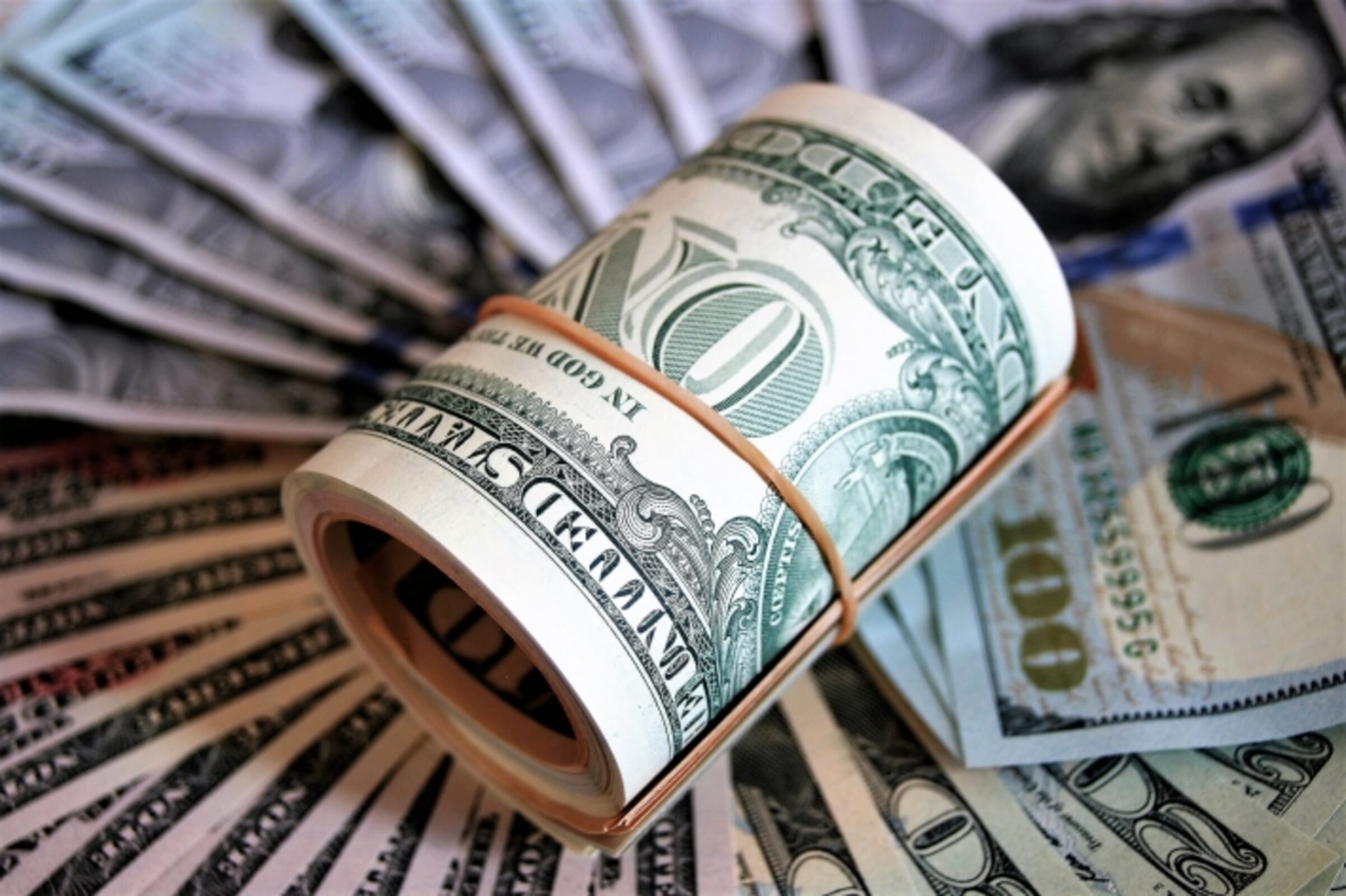 Dólar recua globalmente após anúncio de paz entre EUA e Irã