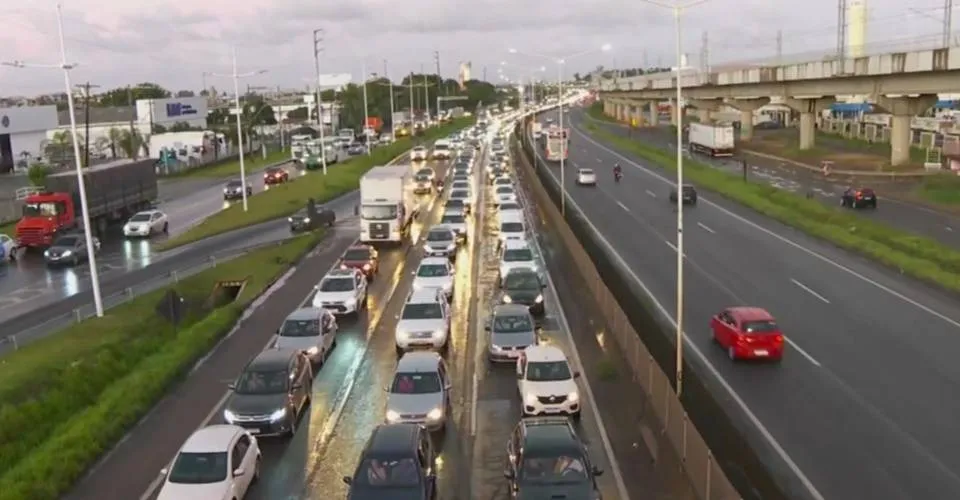 Êxodo do São João: BR-324 registra fluxo intenso na saída de Salvador neste sábado