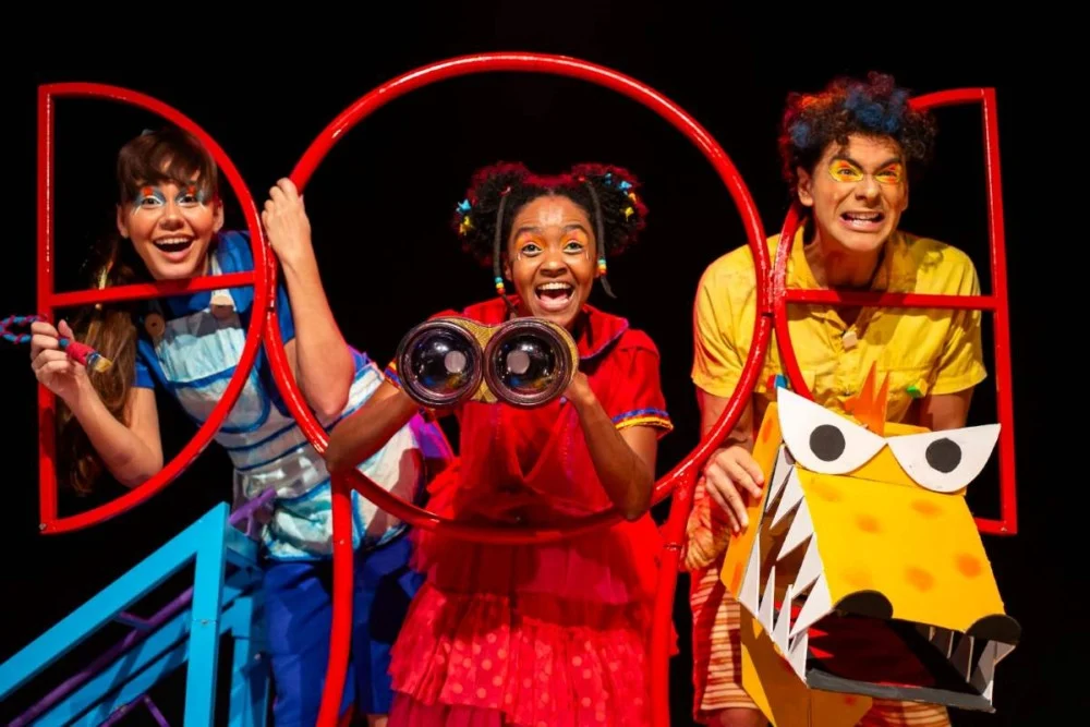 Espetáculo "Da Janela" reúne Libras, narração e teatro infantil