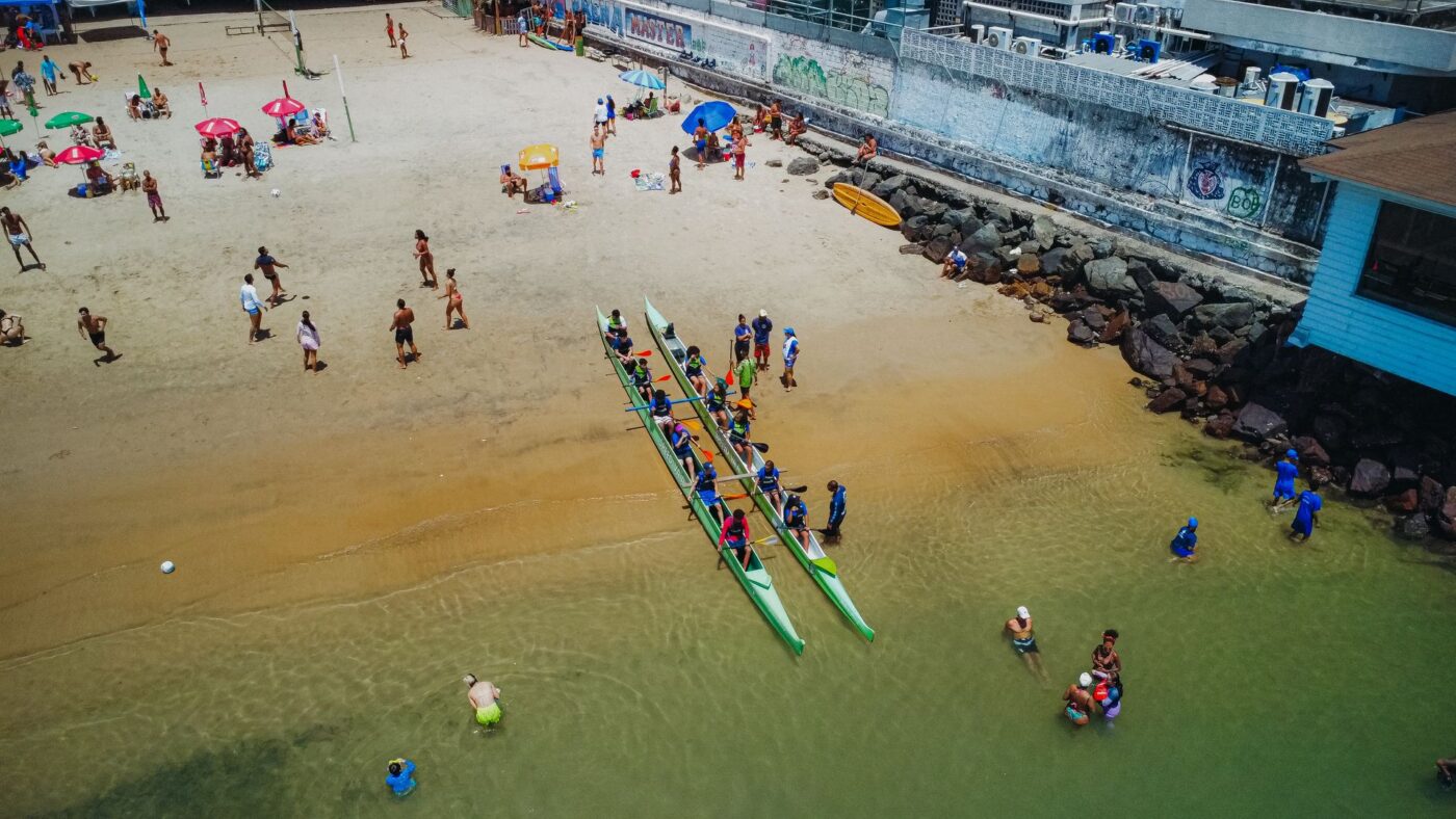 Praia da Preguiça recebe circuito que une treino funcional e remo em canoas havaianas