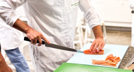 Quando o algoritmo escolhe sua dieta: os riscos de trocar orientação profissional por tendências das redes sociais 