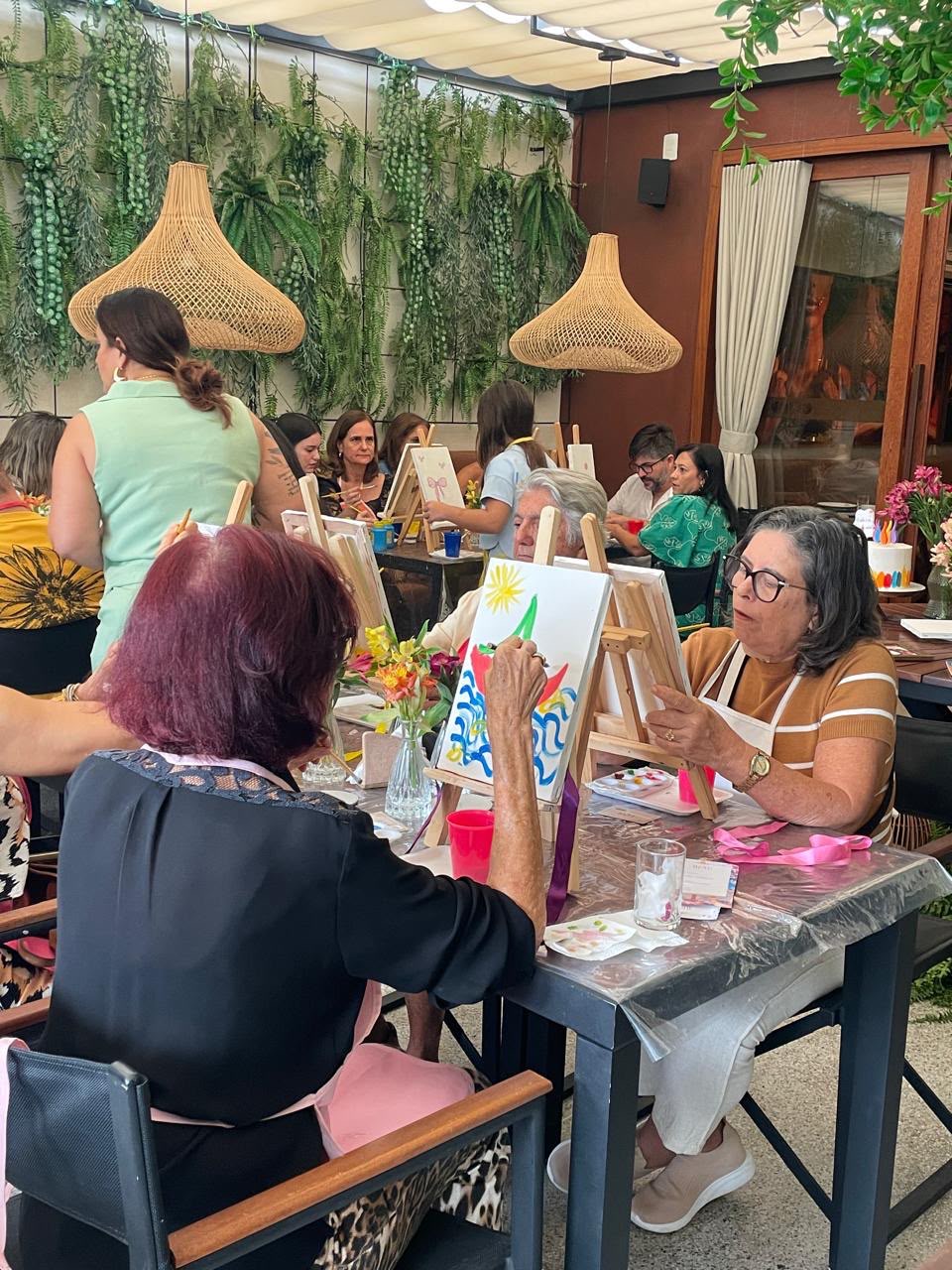 Pintura em taças une criatividade, vinhos e bem-estar no Canto Restaurante