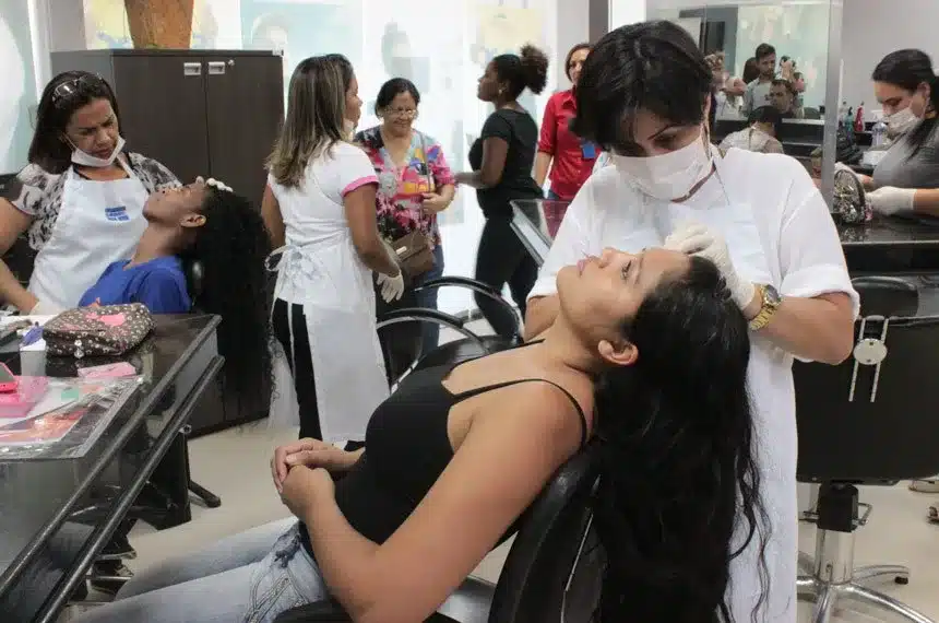 Bares, farmácias e salões de beleza podem funcionar em feriados sem necessidade de negociação