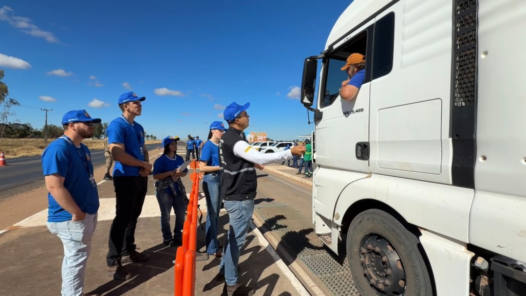 Blitzes orientam caminhoneiros e reforçam defesa fitossanitária do algodão nas rodovias
