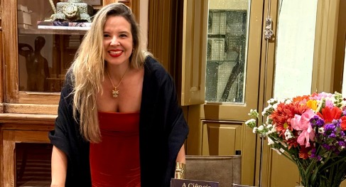 Psicóloga Melissa Coutinho lança livro A Ciência do Sagrado no Palacete Tira-Chapéu, na noite de quinta-feira (03/09)