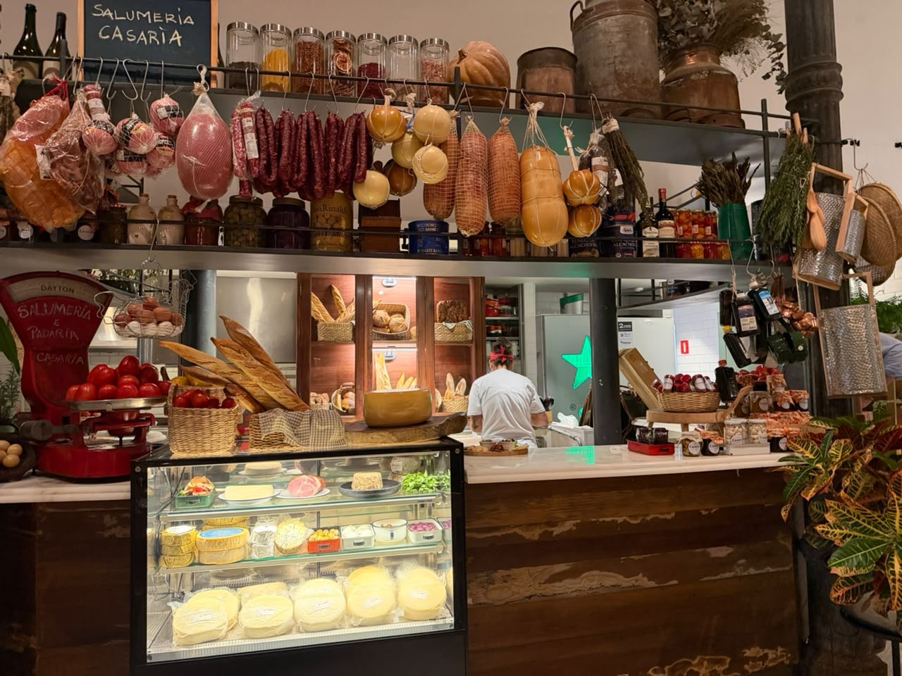 Casarìa Salvador inaugura salumeria e primeira padaria da Rua Chile