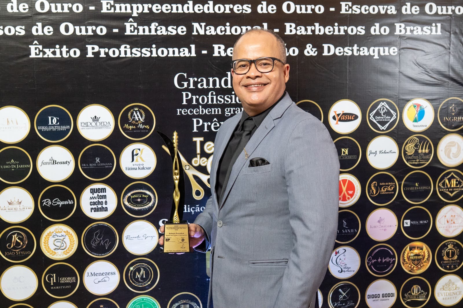 Robson Paranhos recebe prêmio Destaque Personalidade Beleza em São Paulo