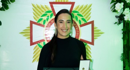 Diretora da Maple Bear Feira de Santana, Anna Clara Souza é homenageada com a Ordem Municipal do Mérito 
