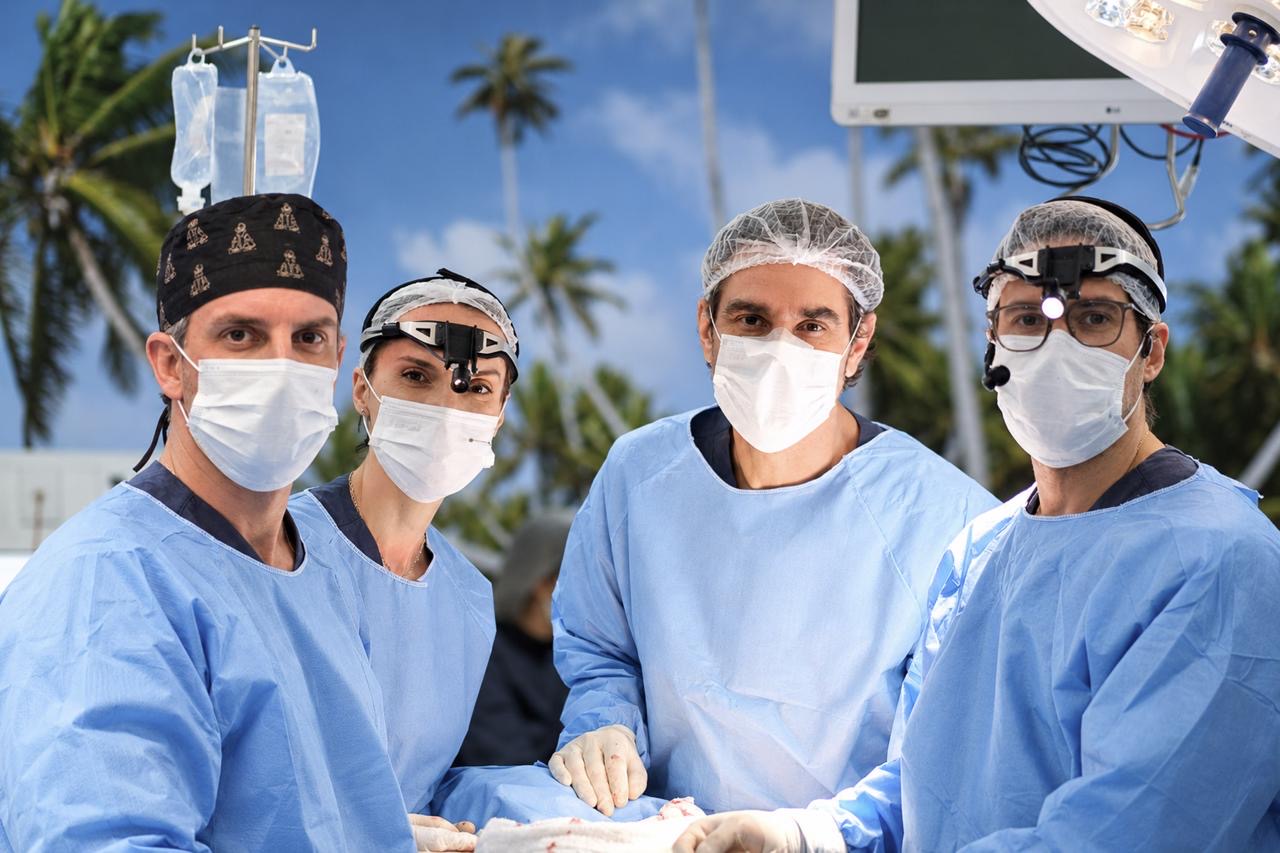 Blanc Hospital Salvador sedia cirurgias ao vivo transmitidas para congressistas no Centro de Convenções
