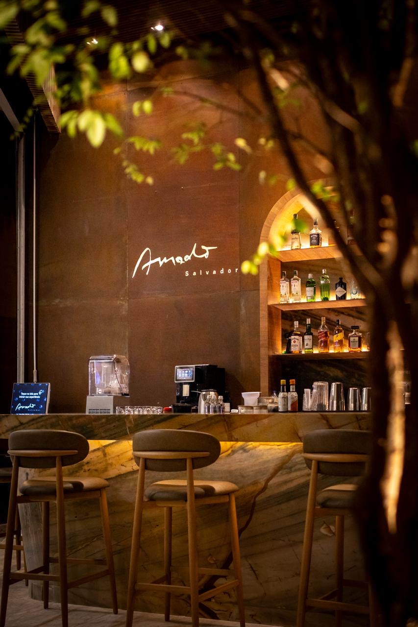 Amado Salvador lança happy hour com menu especial e drinques em dobro