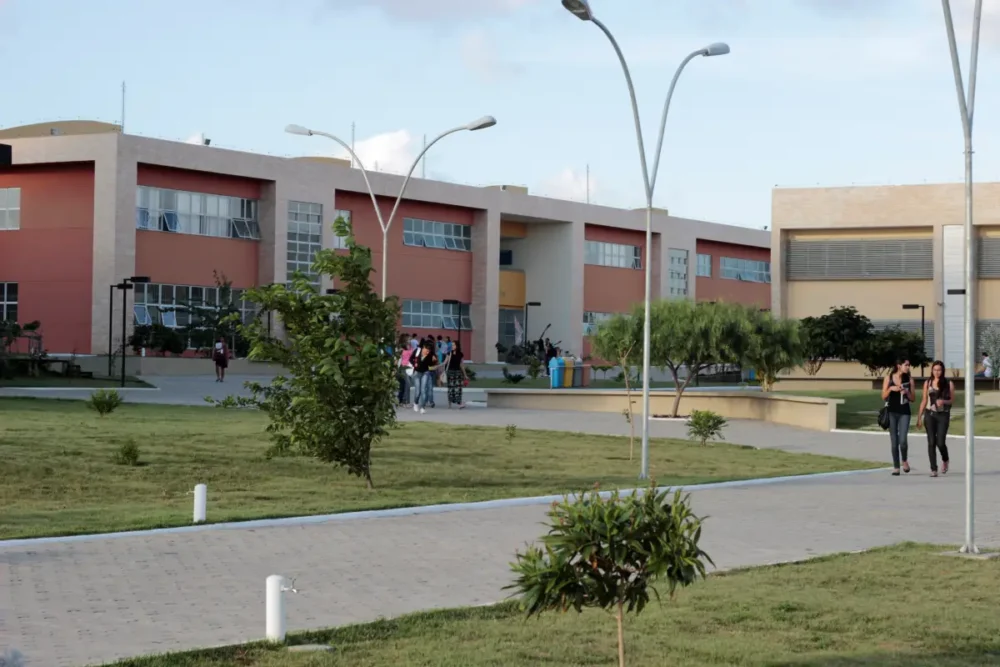 Novo concurso da Ufba abre vagas com salários de até R$ 5,2 mil; saiba como se candidatar