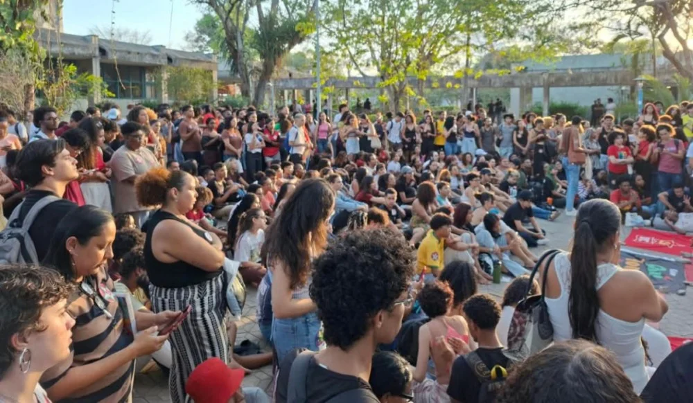 Estudantes da Uefs organizam ato no centro de Feira de Santana neste sábado (10)