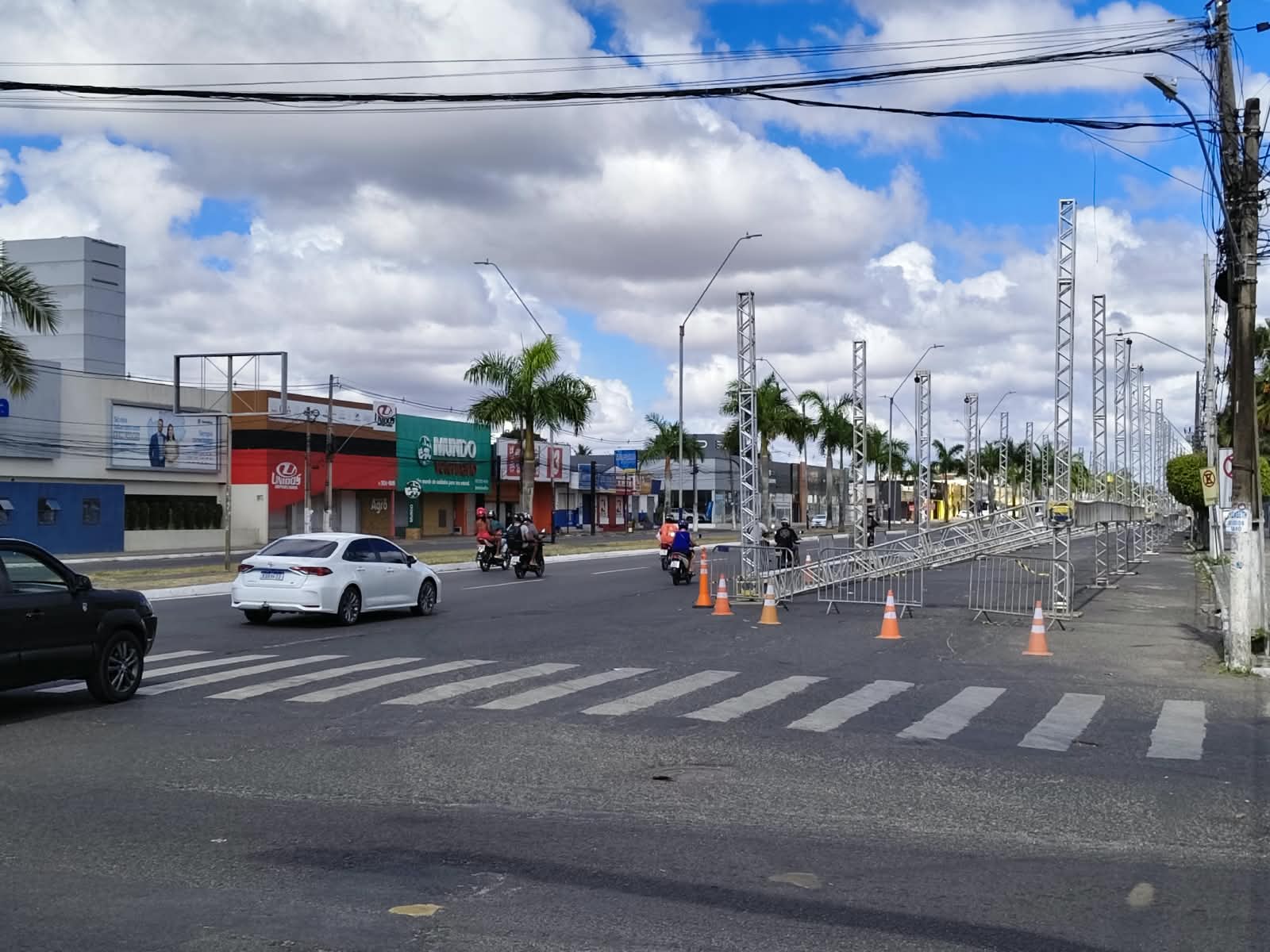 SMT suspende “Direita Livre” em cruzamento de Feira de Santana durante montagem dos camarotes da Micareta 2026