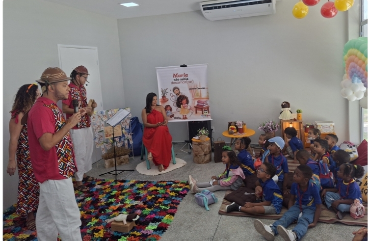 Crianças da Escola São Francisco de Assis participam de atividade literária na Biblioteca Municipal