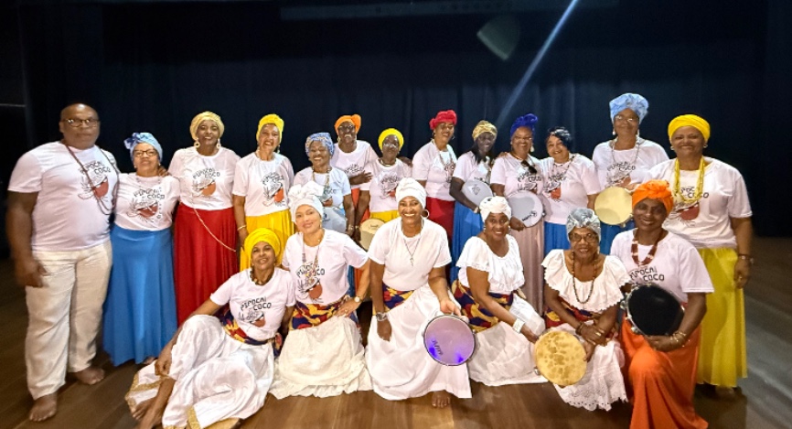 Grupo Pipoca com Coco leva música, ancestralidade e protagonismo feminino à Universidade da Terceira Idade da UNEB